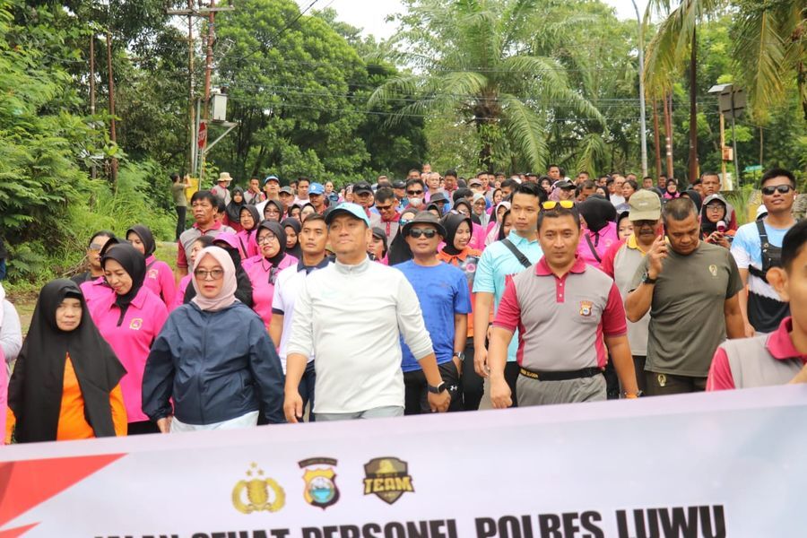 HARI  -- BHAYANGKARA -- Bupati Lutim H Irwan Bachri Syam dan Wabup Hj Puspawati Husler bersama jajaran Pemkab Luwu Timur memeriahkan jalan sehat  memeriahkan Hari Bhayangkara ke-79 di Halaman Mapolres, Minggu (22/6).  
