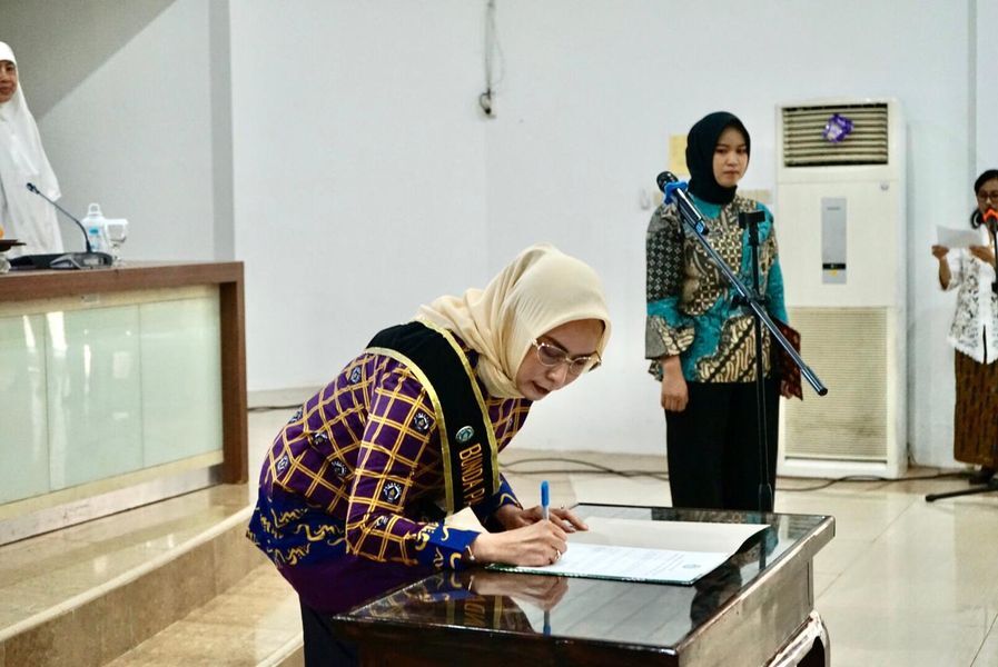 LANTIK -- Bunda PAUD Kabupaten Luwu Timur, Ani Nurbani Irwan melantik dan mengukuhkan 31 pengurus pokja Bunda PAUD Kabupaten Luwu Timur masa bakti 2025-2030 yang belangsung di Aula rujab Bupati baru-baru ini. 
