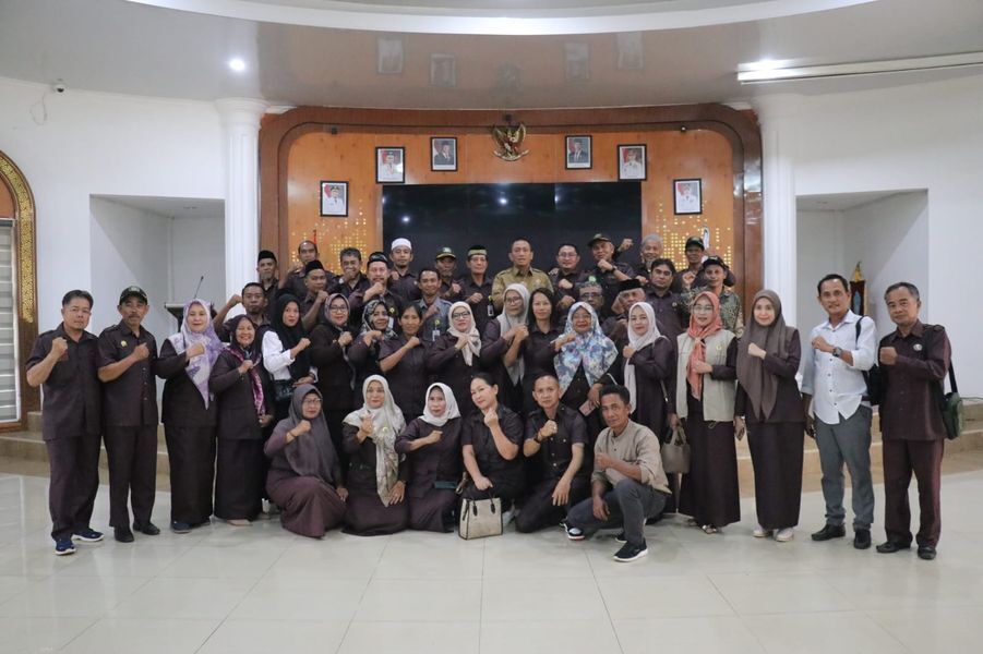 SILATURRAHMI -- Bupati Luwu Timur, H. Irwan Bachri Syam bersilaturahmi dengan jajaran pengurus Badan Permusyawaratan Desa (BPD) se-Luwu Timur di Aula Rumah Jabatan Bupati baru-baru ini. 