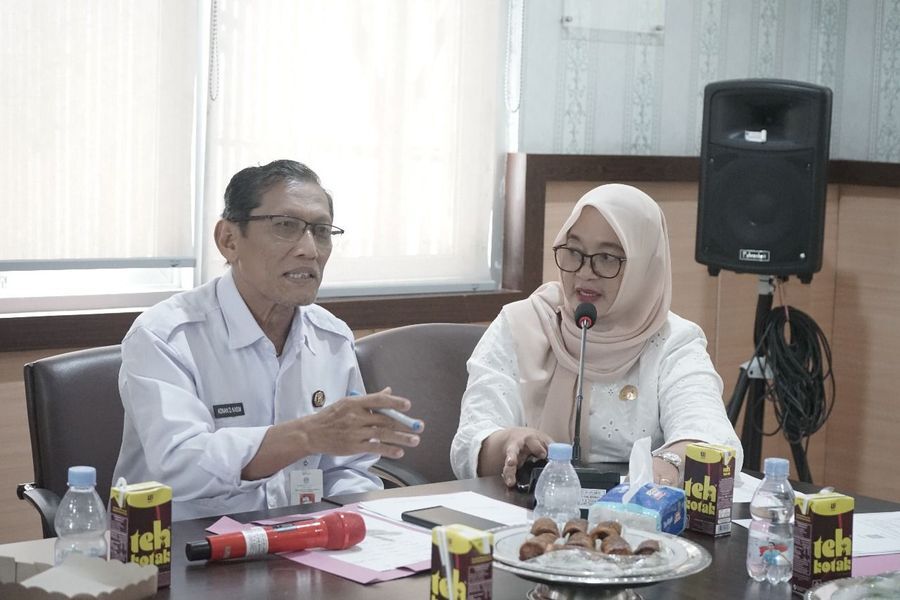 DESA SEHAT -- Ketua Forum Kabupaten Luwu Timur, Hj. Puspawati Husler resmi membuka rapat technical meeting yang digelar di Kantor Dinas PUPR baru-baru ini dalam rangka pelaksanaan Penilaian Desa Sehat tingkat kabupaten.   
