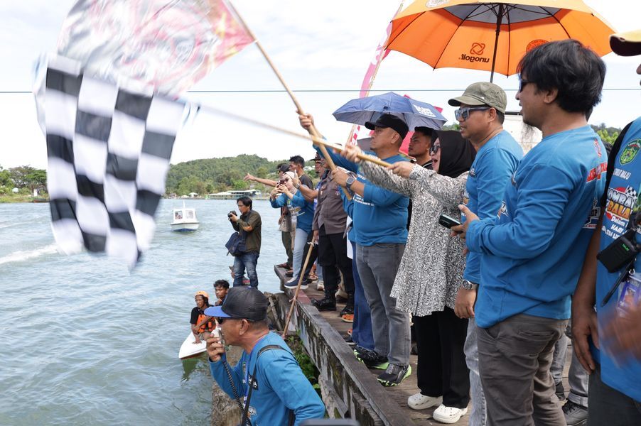 LOMBA -- Organisasi Gerakan Terdepan (Garda)  Luwu Timur menggelar Open Race Lomba Perahu Balabala di Tepian Sungai Malili guna menumbuhkan budaya lokal baru-baru ini. 