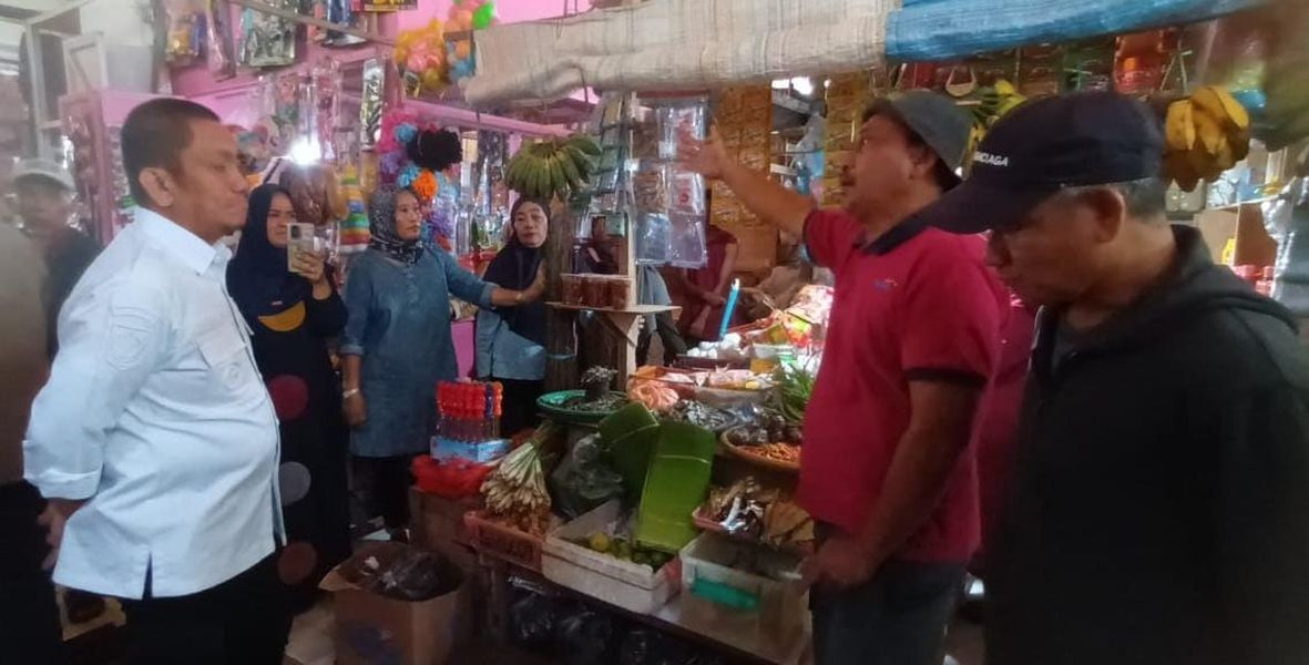 TINJAU -- Bupati Luwu Timur, H Irwan Bachri Syam meninjau kondisi Pasar Malindungi Desa Sorowako, Kecamatan Nuha, Selasa (3/6). 
