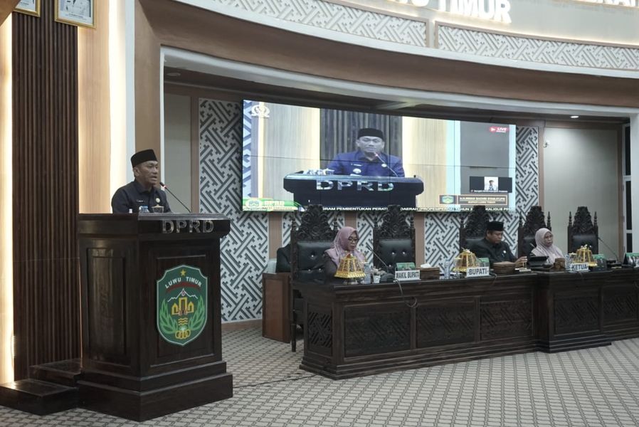 JAWABAN -- Bupati Luwu Timur, H. Irwan Bachri Syam didampingi Wakil Bupati, Hj. Puspawati Husler menyampaikan jawaban atas pandangan umum yang telah disampaikan fraksi-fraksi DPRD terhadap lima buah Ranperda Tahun 2025. 
