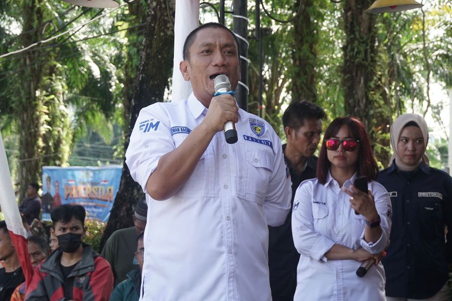 KEJURPROV -- Bupati Luwu Timur, H. Irwan Bachri Syam membuka Road Kejurprov IMI Sulsel putaran II Tahun 2025 di Sirkuit Taman Sayang Malili, Desa Puncak Indah, Kecamatan Malili, Sabtu (31/5).