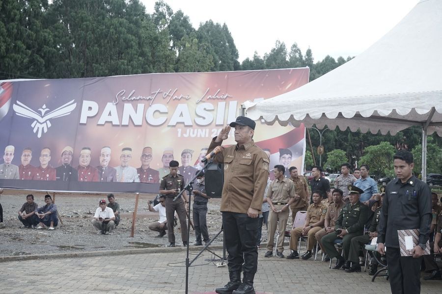 UPACARA -- Pemkab Luwu Timur menggelar upacara peringatan Hari Lahir Pancasila di Lapangan Pendidikan, Kecamatan Malili dipimpin Bupati Luwu Timur, H. Irwan Bachri Syam, sebagai inspektur upacara.
