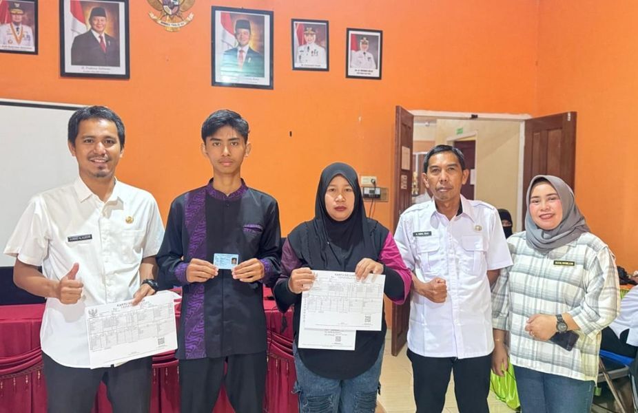 LAYANAN LANGSUNG -- Dinas Kependudukan dan Pencatatan Sipil (Disdukcapil) Kabupaten Luwu Timur melaksanakan pelayanan langsung di wilayah seberang Danau Towuti di Aula Desa Rante Angin
