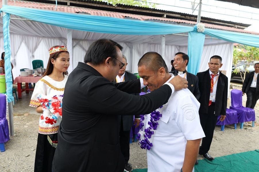 BUKA -- Bupati Luwu Timur, H. Irwan Bachri Syam resmi membuka Mukablub PGPI Kabupaten Luwu Timur di Gedung Gereja Bethany Maleku, Desa Maleku, Kecamatan Mangkutana baru-baru ini. 