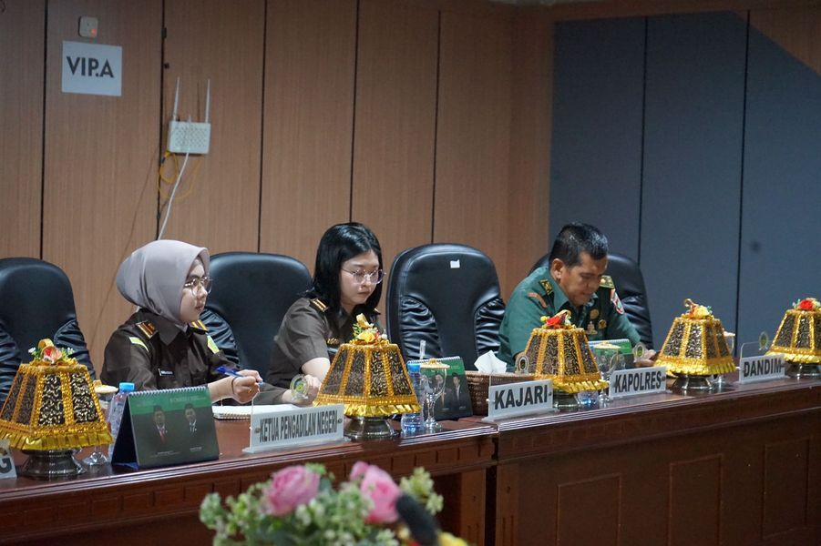 PARIPURNA -- Wakil Bupati Luwu Timur, Hj. Puspawati Husler menghadiri rapat paripurna DPRD Lutim dengan agenda Pandangan Umum Fraksi-Fraksi DPRD terhadap lima Ranperda dalam Program Pembentukan Peraturan Daerah (Propemperda) Tahun 2025 di Ruang Paripurna DPRD Luwu Timur baru-baru ini. 