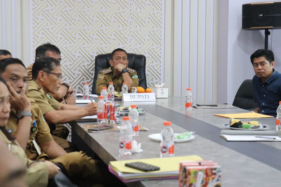 RAKER -- Bupati Luwu Timur, H. Irwan Bachri Syam mengikuti secara virtual Raker dan RDP yang digelar Komisi II DPR RI bersama Mendagri dan para gubernur, bupati/wali Kota seluruh Indonesia belum lama ini. 