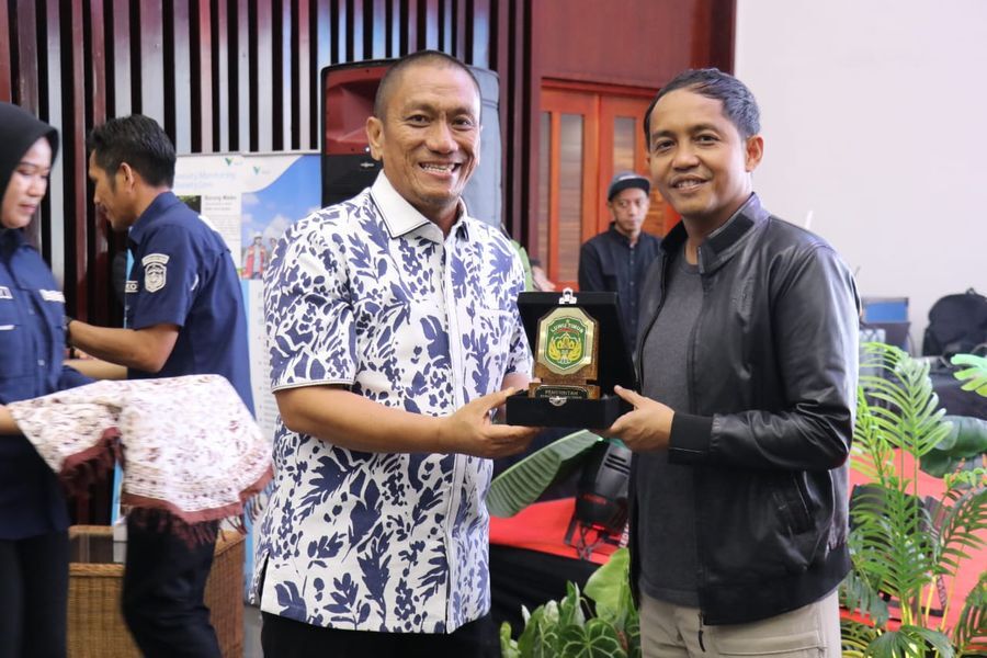RAMAH TAMAH -- Bupati Luwu Timur, H. Irwan Bachri Syam bersama Wakil Bupati, Hj. Puspawati Husler menghadiri acara ramah tamah bersama Menteri Kehutanan RI, Raja Juli Antoni di TAB Sorowako baru-baru ini. 
