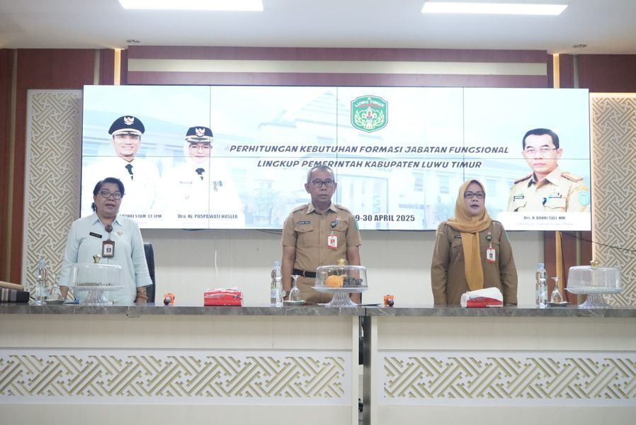 JABATAN -- Sekkab Luwu Timur, H. Bahri Suli mewakili Bupati membuka kegiatan perhitungan kebutuhan formasi jabatan fungsional di seluruh perangkat daerah di lingkup Pemkab Lutim, di Aula Sasana Praja Kantor Bupati belum lama ini. 
