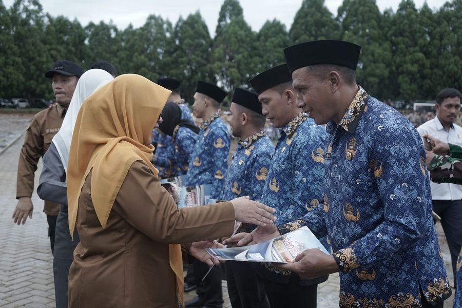 SERAHKAN SK -- Wabup Hj Puspawati Husler menyerahkan SK pengangkatan kepada 2.283 CASN yang terdiri dari CPNS dan PPPK Tahap I Tahun 2024 di Lapangan Pendidikan, Kecamatan Malili baru-baru ini. 
