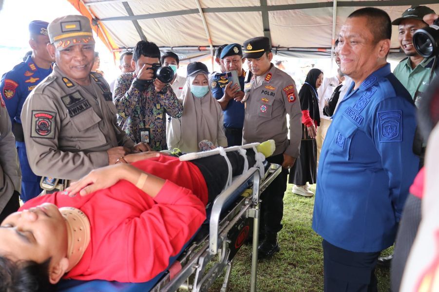 SIMULASI -- Warga dilatih tanggap bencana pada kegiatan simulasi Rencana Tindak Darurat (RTD) untuk Bendungan Seri Sungai Larona di Lapangan Merdeka Malili belum lama ini.  
