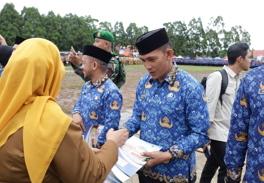 TERIMA SK -- Sebanyak 2.283 orang CPNS dan PPPK Formasi Tahun Anggaran 2024 secara resmi menerima SK pengangkatan di Lapangan Pendidikan, Kecamatan Malili, Senin (2/6).