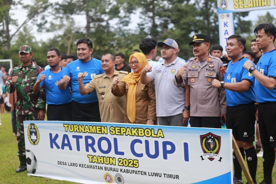 TUTUP -- Wakil Bupati Luwu Timur, Hj. Puspawati Husler didampingi Camat Burau, Akbar Bahar foto bersama usai menutup turnamen sepakbola Katrol Cup I yang digelar Karang Taruna Desa Laro, Selasa (3/6). 
