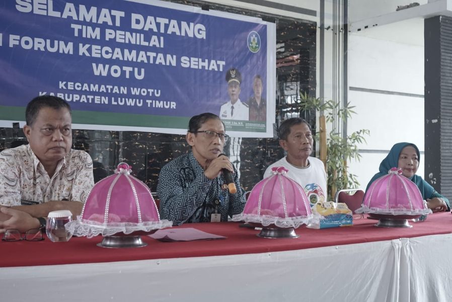 PENILAIAN -- Kadiskes Kabupaten Luwu Timur, Adnan D Kasim saat memimpin penilaian Tim Penilai Desa Sehat Tingkat Kabupaten Luwu Timur di Aula Kantor Kecamatan Wotu baru-baru ini. 
