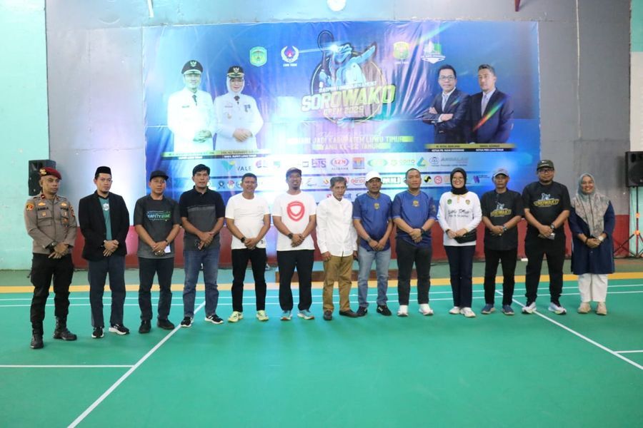 RESMI DIBUKA -- Bupati Luwu Timur, H. Irwan Bachri Syam foto bersama usai membuka Badminton Tournament Sorowako Open Se-Luwu Raya Tahun 2025 di F Gym baru-baru ini.  