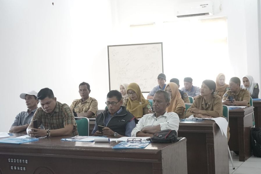 SOSIALISASI -- Disdagkop UKMP Kabupaten Luwu Timur menggelar sosialisasi fasilitasi pemenuhaan Izin Usaha Simpan Pinjam bagi KSP/USP dan penyusunan sistem laporan ODS Mandiri di Aula Kantor Disdagkop UKMP, Senin (16/6).
