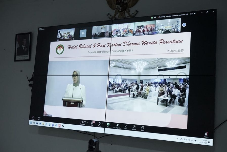 HALAL BIHALAL -- Pengurus DWP Kabupaten Luwu Timur mengikuti kegiatan Halal Bihalal DWP 1446 H sekaligus memperingati Hari Kartini Tahun 2025 dengan tema "Satukan Hati Dengan Semangat Kartini" berlangsung secara virtual di Aula Media Center Diskominfo-SP belum lama ini. 
