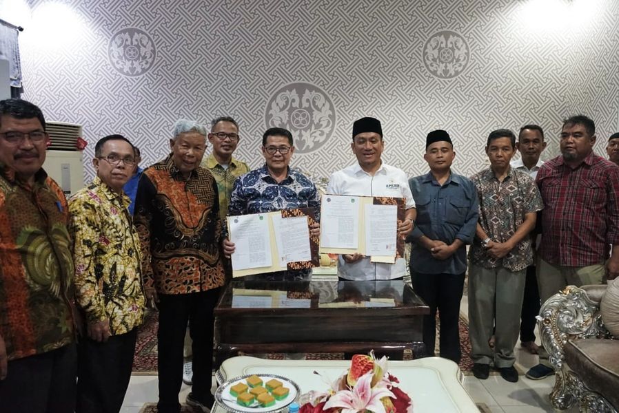 SILATURRAHMI -- Bupati Luwu Timur, H. Irwan Bachri Syam foto bersama usai menerima kunjungan silaturahmi Civitas Akademik Universitas Muhammadiyah (Unismuh) Palopo di Rujab Bupati, Selasa (17/6).