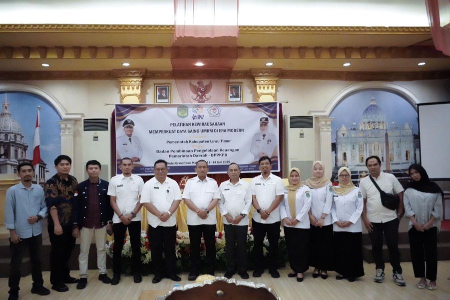 PELATIHAN -- Bupati Luwu Timur, H. Irwan Bachri Syam secara resmi membuka kegiatan pelatihan kewirausahaan bagi pelaku Usaha Mikro, Kecil, dan Menengah (UMKM), di Hotel Grand Town Makassar, Rabu (11/6).