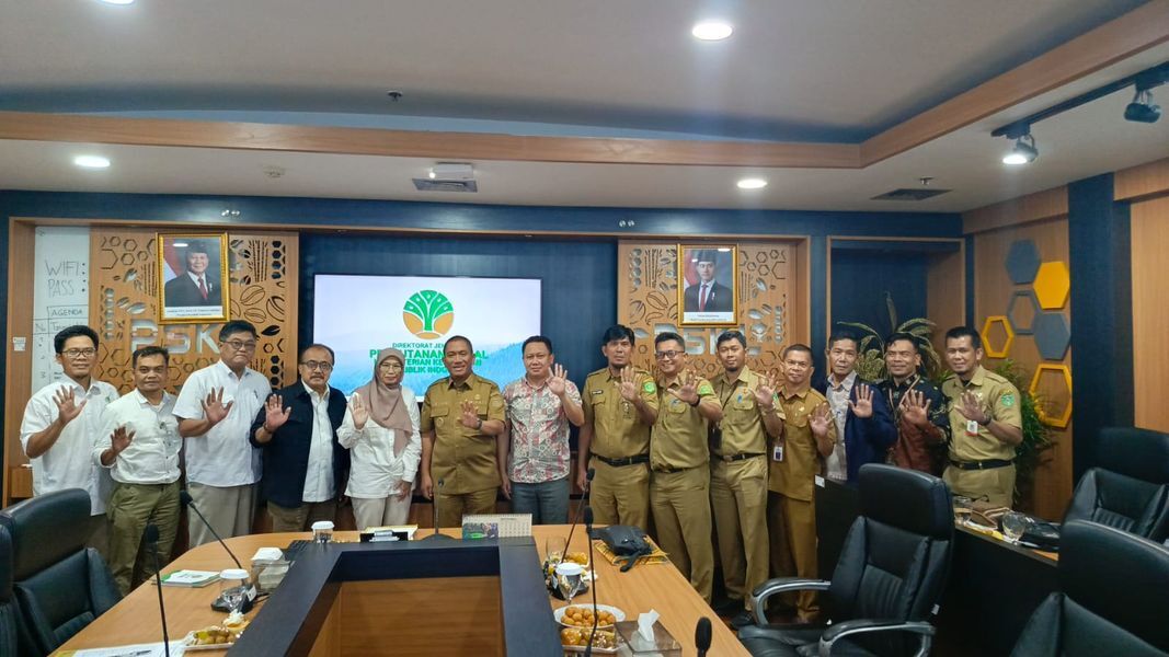 RAKOR -- Bupati Luwu Timur, H Irwan Bachri Syam foto bersama usai Rakor penting bersama jajaran Kementerian Kehutanan Republik Indonesia, di Gedung Manggala Wanabakti, Jakarta 
