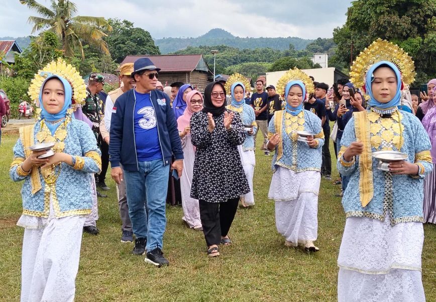 BUPATI CUP -- Wabup Luwu Timur, Hj. Puspawati Husler resmi membuka kegiatan Bupati Cup I Tahun 2025 se-Loeha Raya, di Lapangan Desa Bantilang, Kecamatan Towuti, Minggu (22/6).  
