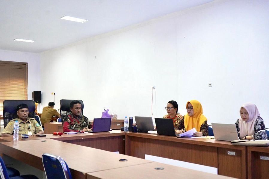WEBINAR -- Disdikbud Kabupaten Luwu Timur bersama Bunda PAUD Kabupaten Luwu Timur melaksanakan Webinar penguatan layanan pengembangan anak usia dini HI dalam Mendukung Tumbuh Kembang Anak Secara Optimal melalui virtual zoom tahun 2025, di Aula Media Center, Kominfo-SP, Senin (16/6). 