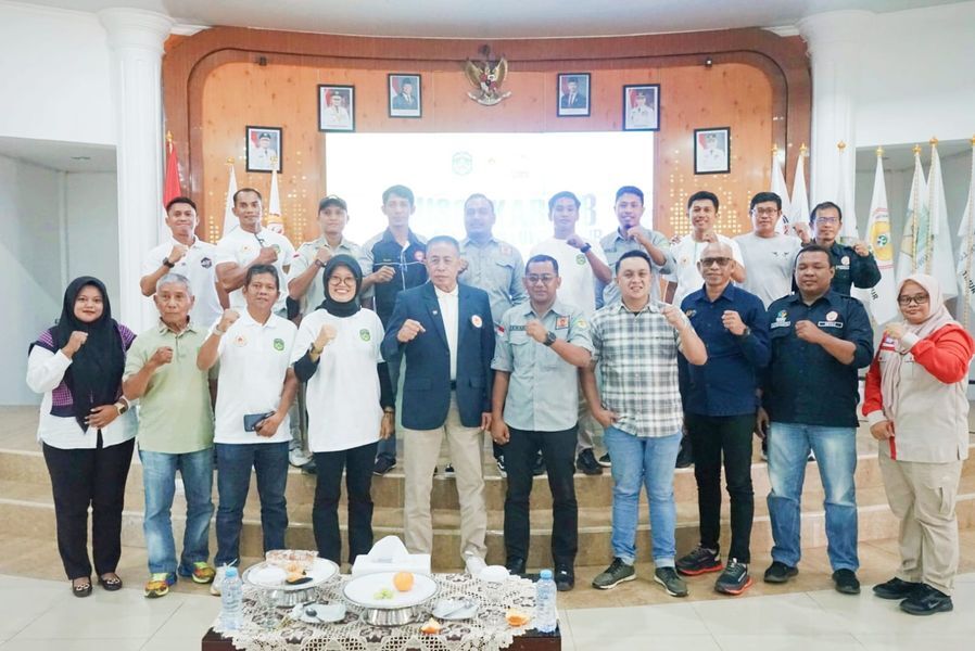 BUKA -- Kepala Dinas Parmudora Kabupaten Luwu Timur, Andi Tabacina Akhmad foto bersama usai membuka Musorkablub KONI Kabupaten Lutim Tahun 2025, Minggu (15/6).