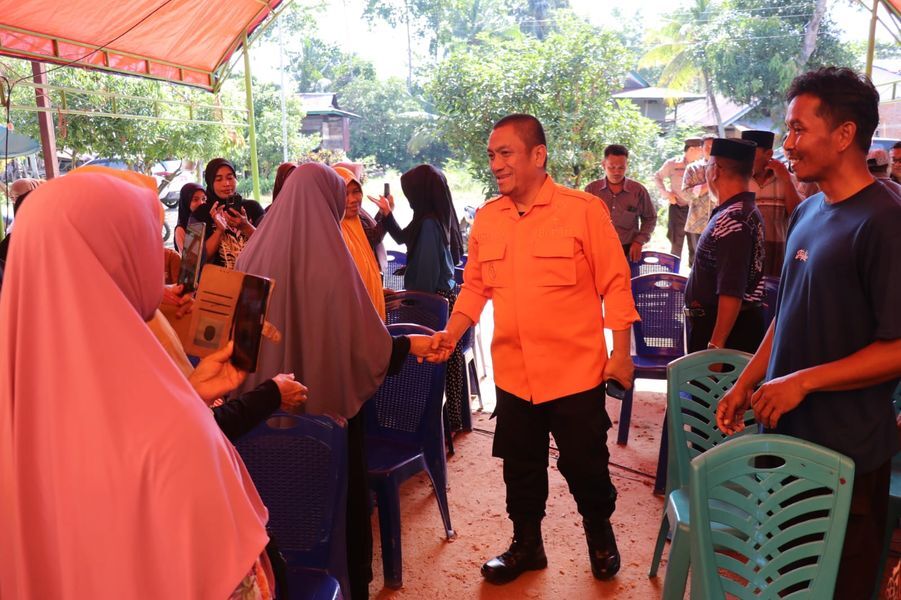 SAMBUT BUPATI -- Puluhan warga yang tergabung dalam keluarga besar Maserempulu (Maspul) di Desa Lera, Kecamatan Wotu, antusias dan gembira menyambut kedatangan Bupati Luwu Timur, H. Irwan Bachri Syam, Kamis (19/6)
