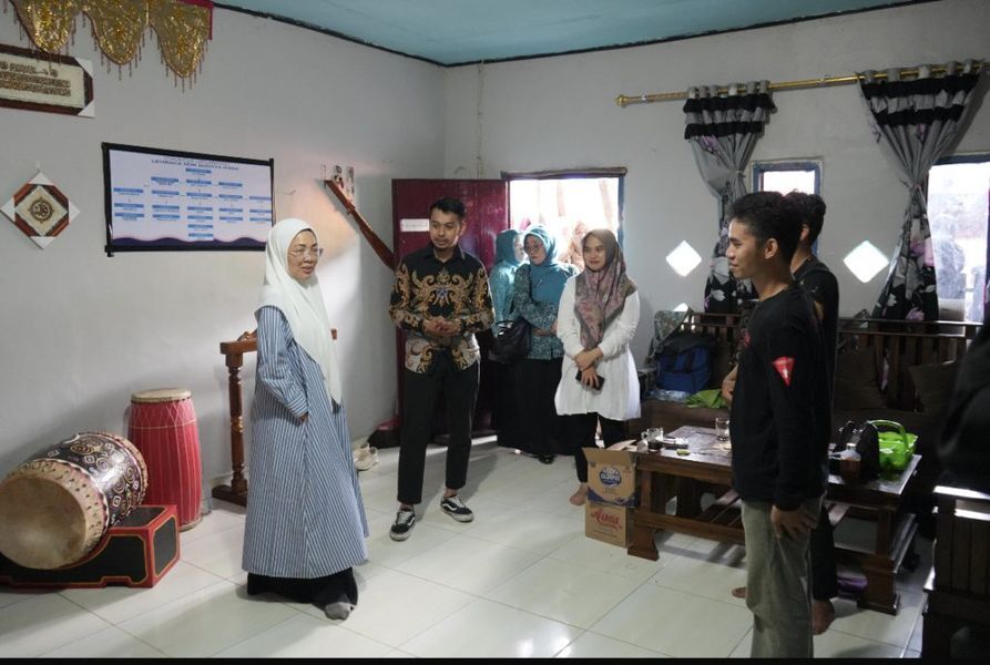 ist
KUNJUNGAN--Ketua TP PKK Kota Makassar, Melinda Aksa, melakukan kunjungan lapangan ke Kelurahan Pannampu, Kecamatan Tallo, dalam rangka monitoring dan evaluasi persiapan Lomba Kelurahan Terpadu Tingkat Provinsi Sulawesi Selatan, akhir pekan lalu.
