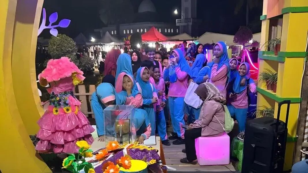 int
BUDAYA--Pemkot Makassar bakal memulai revolusi kepedulian lingkungan dengan membangun budaya memilah sampah lewat sekolah.Tampak salah satu sekolah di Sulsel yang mengikuti lomba memilah sampah menjadi kerajinan.
