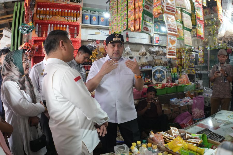 ist
PANTAU--Jelang Iduladha, Wali Kota Makassar, Munafri Arifuddin melakukan pemantauan ke Pasar Terong dan Gelael Suparmarket.Dalam pemantauan wali kota ada beberapa kebutuhan pokok yang mengamali penurunan dan kenaikan harga seperti telur,bawang merah dan lombok.
