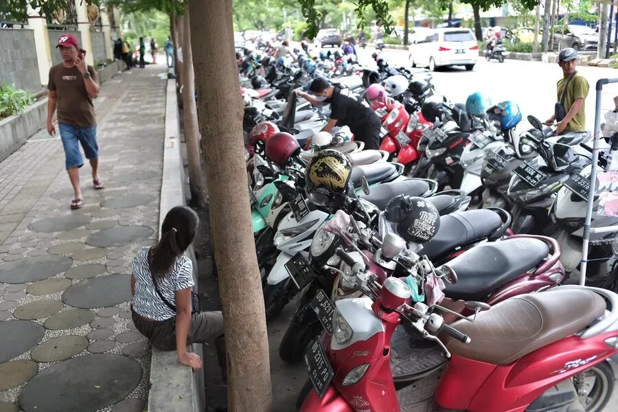 int
TERTIBKAN--Pemkot dan Ditlantas Polda Sulsel segera menjadwalkan penertiban parkir di sejumlah titik yang dinilai sering menimbulkan kemacetan. Seperti halnya di depan Hotel Miko Mall Panakkukang.
