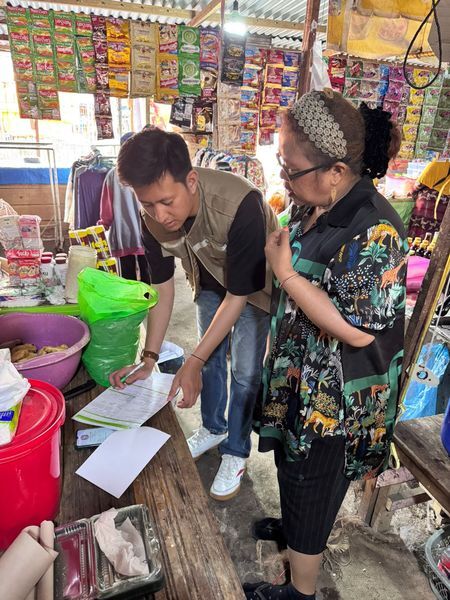 ist
SOSIALISASI-- Staf dari Perumda Pasar Makassar mulai melakukan sosialisasi program digitalisasi pembayaran non tunai di pasar-pasar tradisional.
