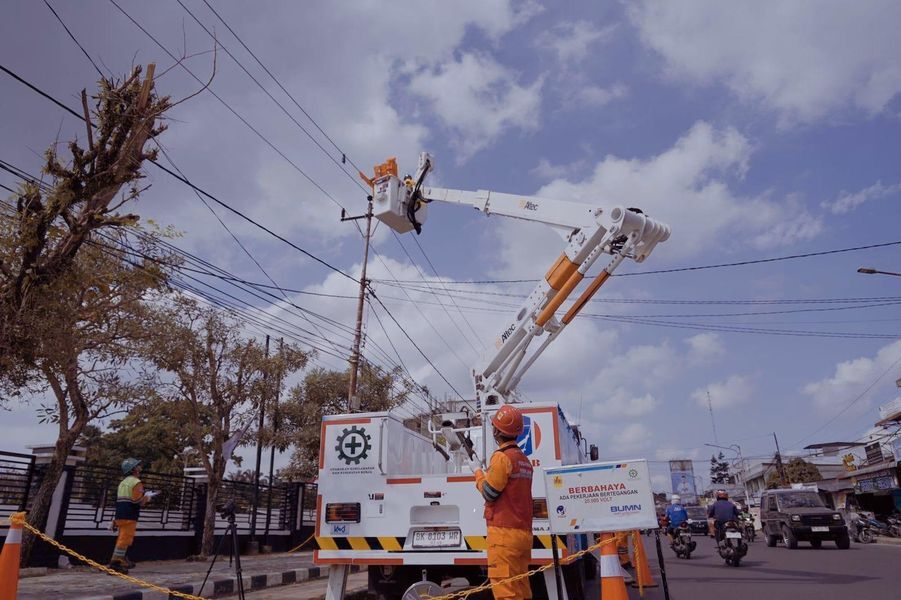 PDKB -- Tim Regu PDKB PT PLN (Persero) Unit Induk Distribusi Sumatera Utara saat melakukan pemeliharaan jaringan dalam kondisi bertegangan untuk memastikan keandalan pasokan listrik.
