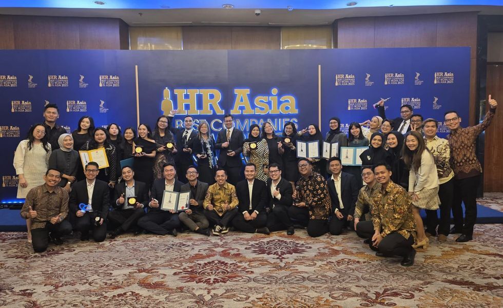 PENGHARGAAN -- Tim Grup Astra yang diterima pada ajang HR Asia Best Companies To Work For In Asia 2025.
