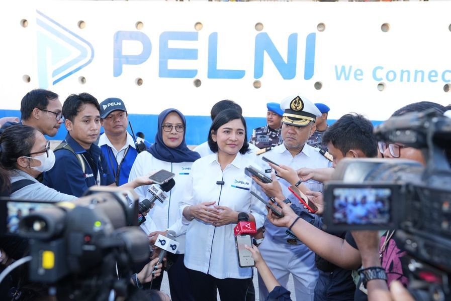 PENJELASAN -- Direktur Utama Pelni, Tri Andayani, sedang memberi penjelasan kepada wartawan terkait kinerja Pelni.
