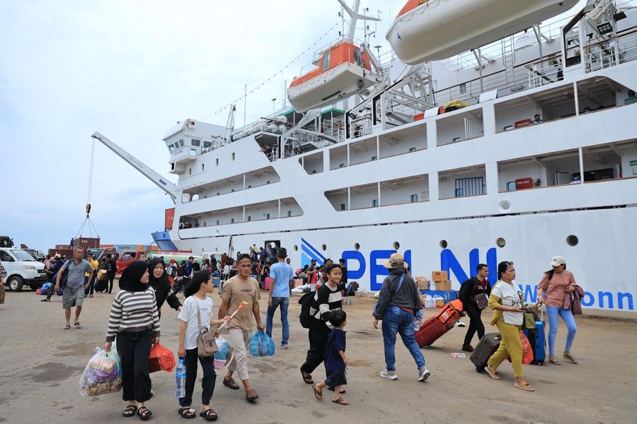 PENUMPANG -- Para penumpang yang memadati area pelabuhan sebelum naik ke atas kapal.

