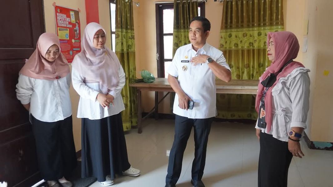 SIDAK -- Wakil Bupati Pinrang, Sudirman Bungi kembali melanjutkan agenda monitoring dan inspeksi ke sejumlah unit kerja dalam lingkup Pemkab Pinrang, Rabu (11/6). 
