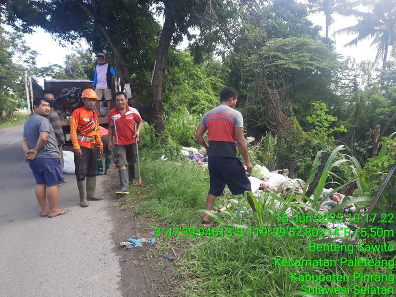 SAMPAH -- Kepala Dinas Perumahan, Kawasan Permukiman dan Lingkungan Hidup (Perkim LH) Kabupaten Pinrang bergerak cepat membersihkan tumpukan sampah yang tersebar pada sejumlah titik, Minggu (15/6). 
