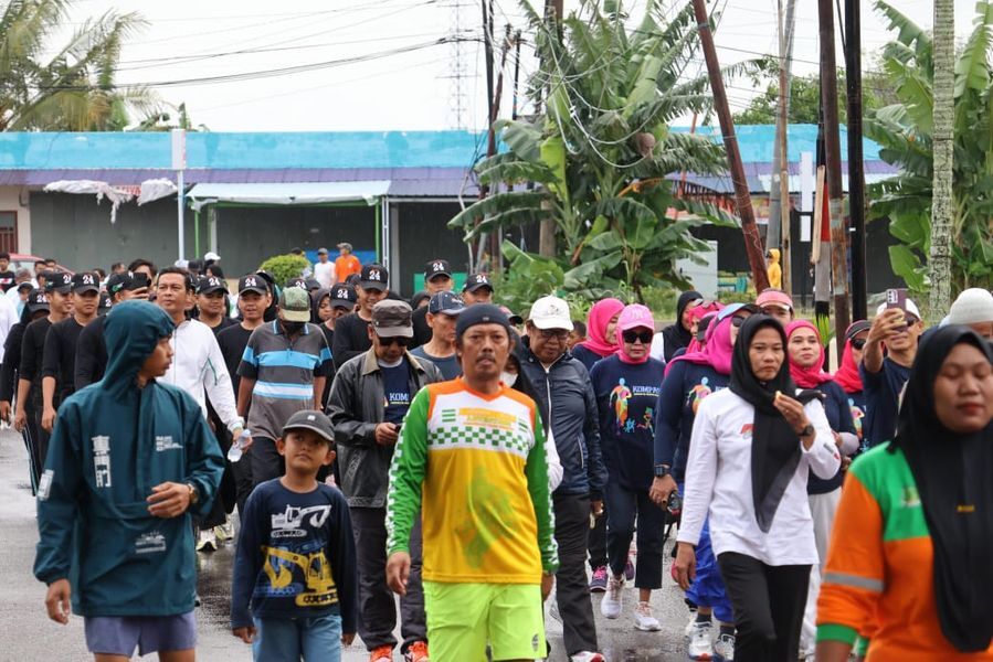 JALAN SANTAI -- Sekkab Pinrang, A Calo Kerrang melepas Ratusan peserta jalan santai memperingai Hari Lingkungan Hidup 2025 di halaman Kantor Dinas Perumahan, Kawasan Permukiman dan Lingkungan Hidup Kabupaten Pinrang, Minggu (29/6).  