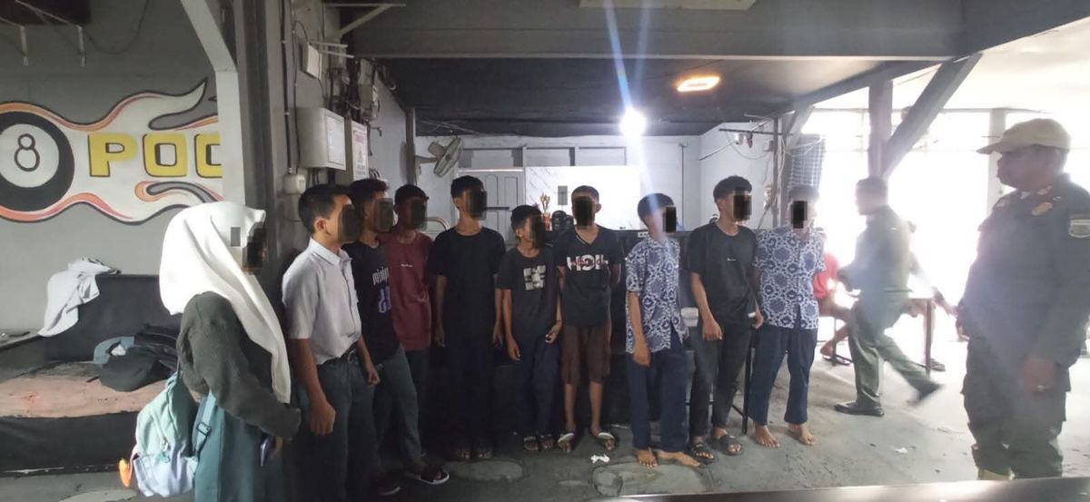 PELAJAR -- Satpol PP, Pemadam Kebakaran, dan Keselamatan Kabupaten Pinrang menggelar Operasi Kasih Sayang yang menyasar sejumlah tempat hiburan di wilayah Kota Pinrang, khususnya pada jam sekolah, Rabu (12/6). Sejumlah pelajar terjaring operasi.