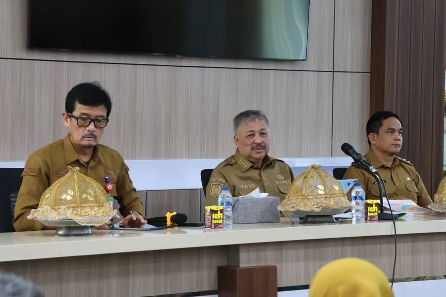 RAKOR -- Bupati Pinrang HA Irwan Hamid bersama Wabup Sudirman Bungi memimpin langsung Rakor perdana mengawali hari pertama kerja usai libur Idul Adha yang digelar di Ruang Rapat Bupati Pinrang,  Selasa (10/6). 
