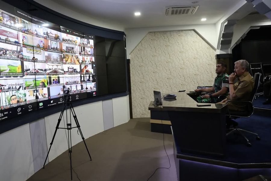 RAPAT -- Bupati Pinrang, HA Irwan Hamid mengikuti rapat dengan Menteri Pertanian RI, A Amran Sulaiman melalui video conference yang digelar di Ruang Jendela Lasinrang, Dinas Komunikasi, Informatika, dan Persandian Kabupaten Pinrang, Selasa (3/6).
