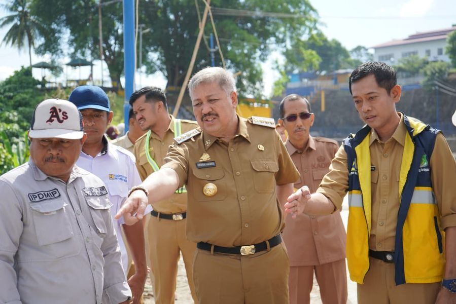 GERCEP -- Bupati Pinrang HA Irwan Hamid meninjau lokasi perbaikan kantong lumpur di Bendungan Benteng kini tengah dilakukan pengerjaan BBWS Pompengan Jeneberang, Senin (16/6).
