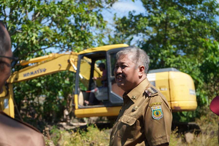 BANJIR -- Bupati Pinrang HA Irwan Hamid menyempatkan diri meninjau kondisi sarana pendidikan di SMPN 5 Duampanua sebagai bagian dari rangkaian kunjungan kerjanya ke sejumlah kecamatan, Senin (16/6). 
