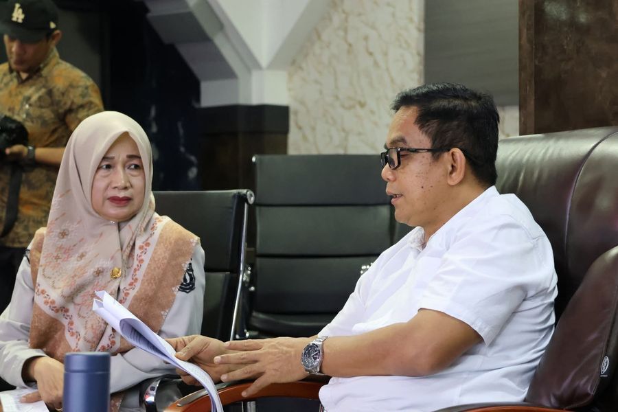 WEBINAR -- Wabup Pinrang, Sudirman Bungi mengikuti webinar nasional peran AUTP dalam Mitigasi Risiko Gagal Panen Akibat Dampak Perubahan Iklim yang digelar Kementan RI secara daring di Ruang Jendela Lasinrang, Dinas Komunikasi, Informatika dan Persandian, Kamis (12/6). 
