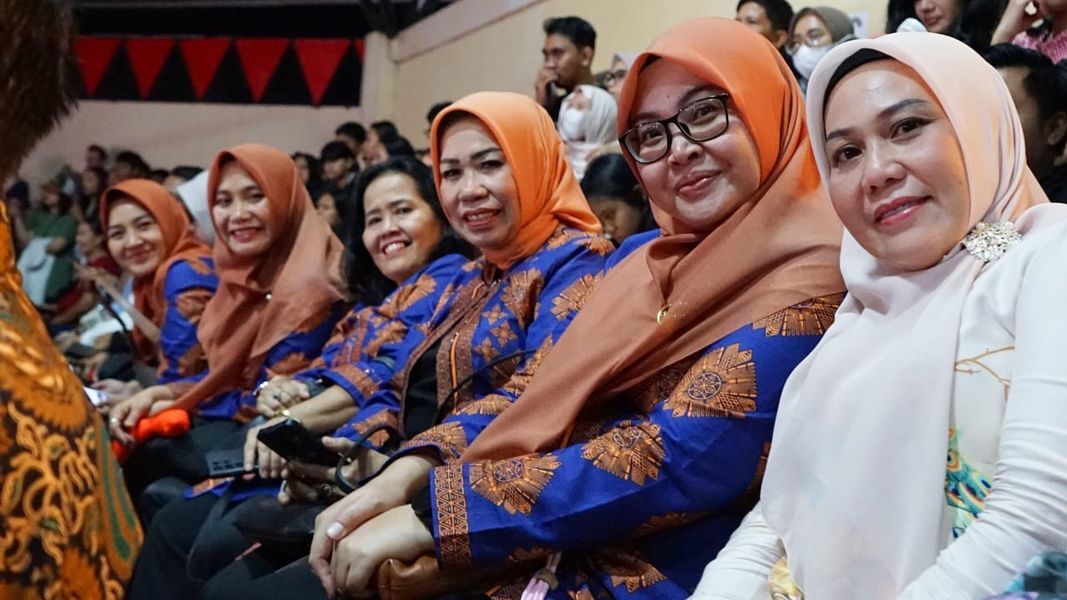 SENI BUDAYA -- Ketua TP PKK sekaligus Ketua Dewan Kesenian Kabupaten Pinrang, Hj. A. Sri Widiyati A. Irwan saat menghadiri ajang seni budaya Toraya Ma'gellu di Kota Rantepao, Kabupaten Toraja Utara, Sabtu (22/6).

