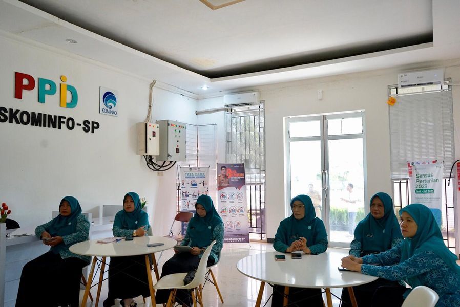 IMUNISASI -- Pengurus TP PKK Lutim mengikuti Pekan Imunisasi Dunia dengan Tema Global “Immunization For All is Hummanly Possible” dan tema Nasional “Ayo Lengkapi Imunisasi, Generasi Sehat Menuju Indonesia emas”, di Loby utama Diskominfo - SP belum lama ini. 
